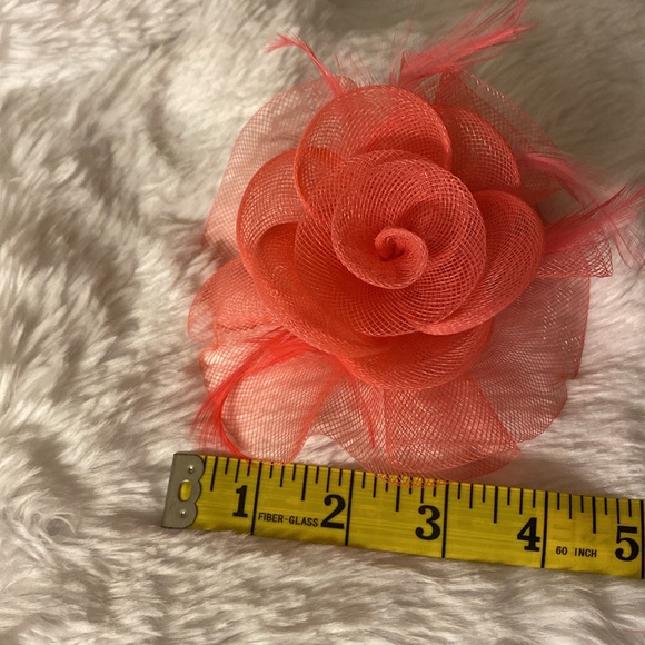 Pink coral colored small fascinator/ pin - Picture 3 of 3